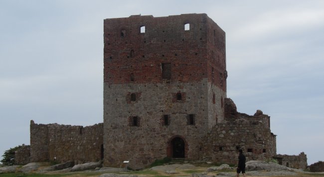 Hammershus på Bornholm, 16/6-2012. Skaderne er altså IKKE fra nattens jordskælv ;-) Foto: ©René Thaulov Nielsen