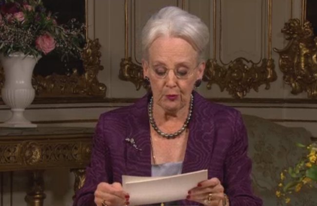 Dronning Margrethe taler til folket fra Fredensborg, 31/12-2014. Foto: ©DR (affotografering af TV-billedet)