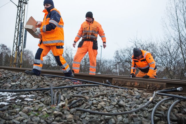 Banedanmarks folk rydder op efter kabeltyveri på Køge Bugt banen i januar 2015. Pressefoto fra Banedanmark - ©Peter Elmholt